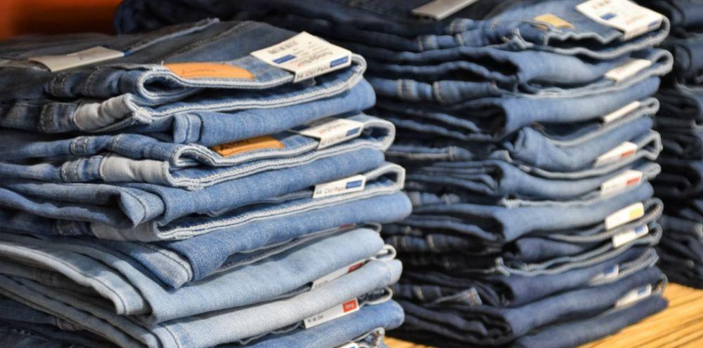 5 Cara Mencuci Celana Jeans Pria yang Benar, Bikin Awet!