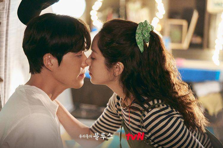 Kim Woo Bin dan Han Ji Min di drama Our Blues (instagram.com/tvn_drama)