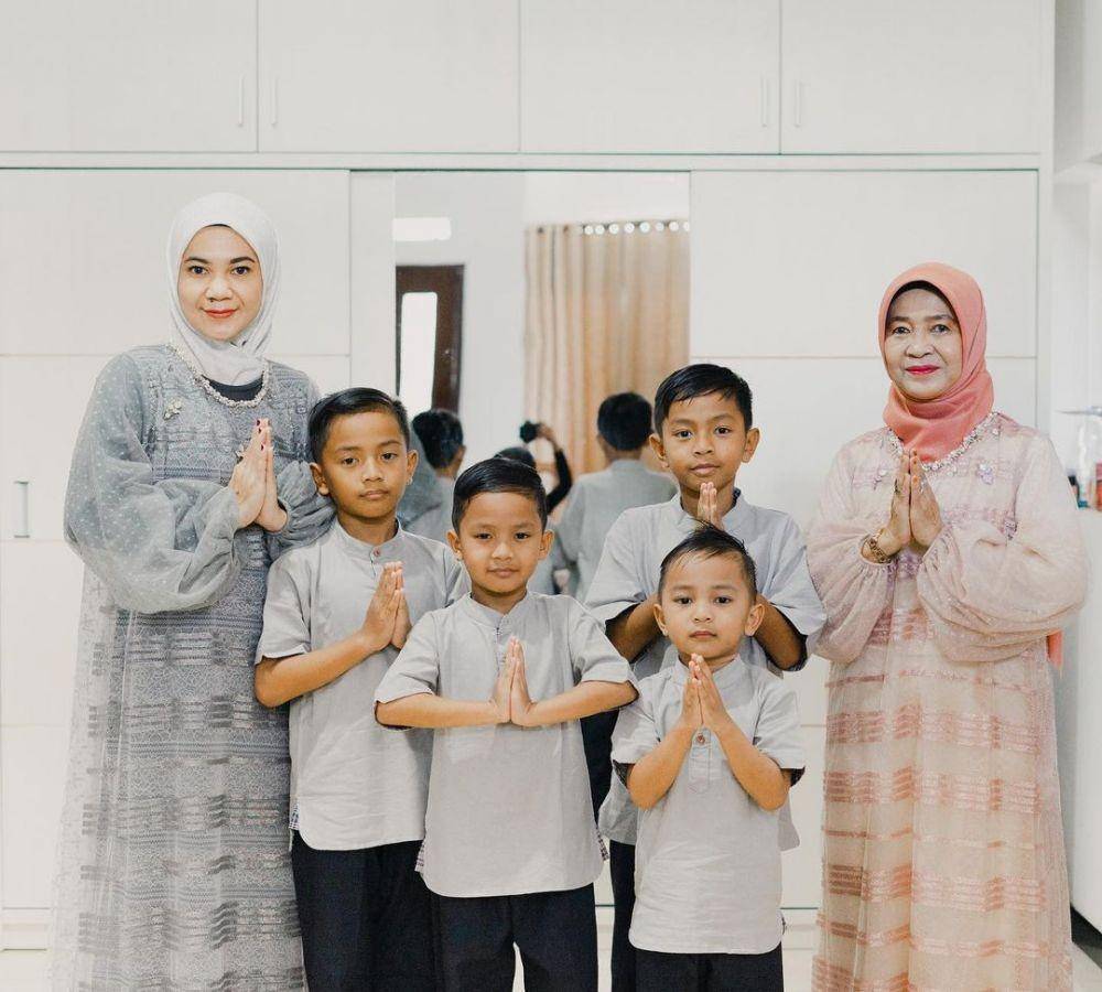potret Mommy ASF dan keempat anaknya (instagram.com/ecaprasetya)