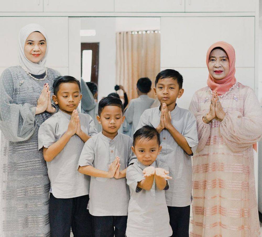 potret Mommy ASF dan keempat anaknya (instagram.com/ecaprasetya)