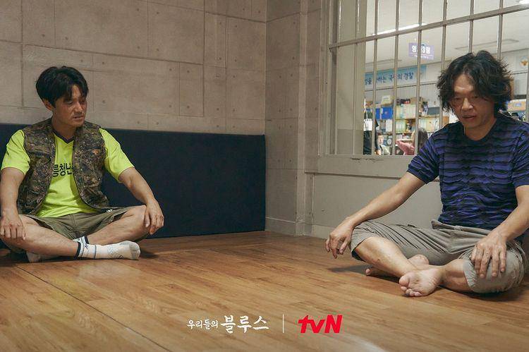 Choi Young Joon dan Park Ji Hwan di drama Our Blues (instagram.com/tvn_drama)