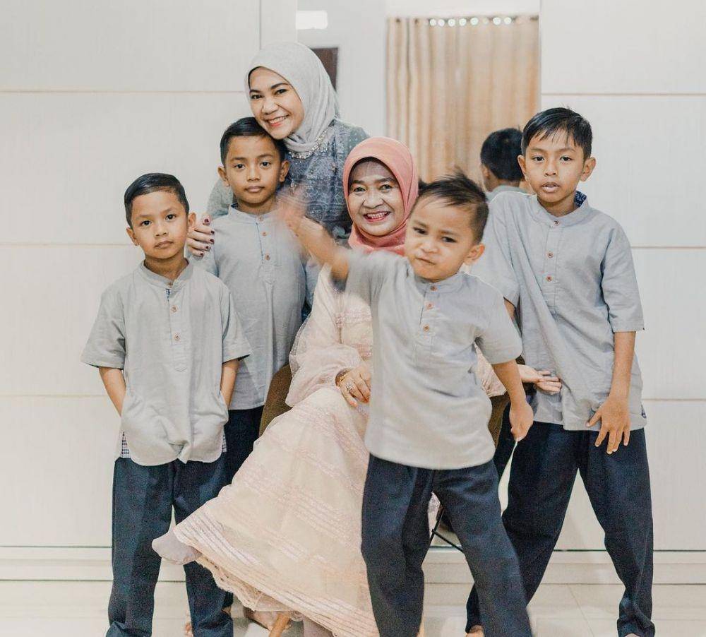 potret Mommy ASF dan keempat anaknya (instagram.com/ecaprasetya)