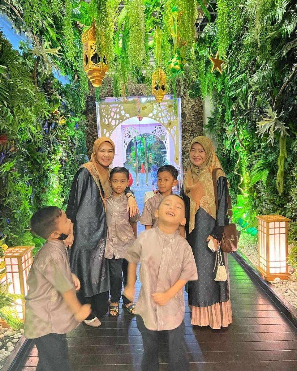 potret Mommy ASF dan keempat anaknya (instagram.com/ecaprasetya)