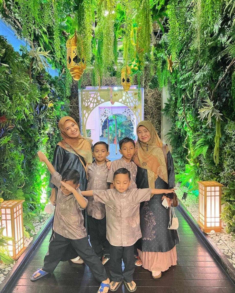potret Mommy ASF dan keempat anaknya (instagram.com/ecaprasetya)