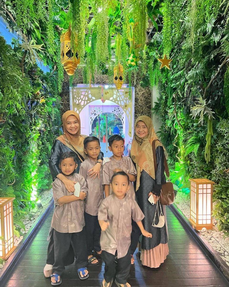 potret Mommy ASF dan keempat anaknya (instagram.com/ecaprasetya)