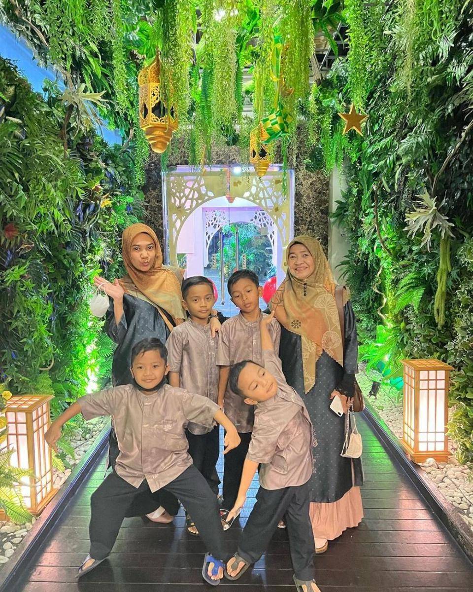 potret Mommy ASF dan keempat anaknya (instagram.com/ecaprasetya)
