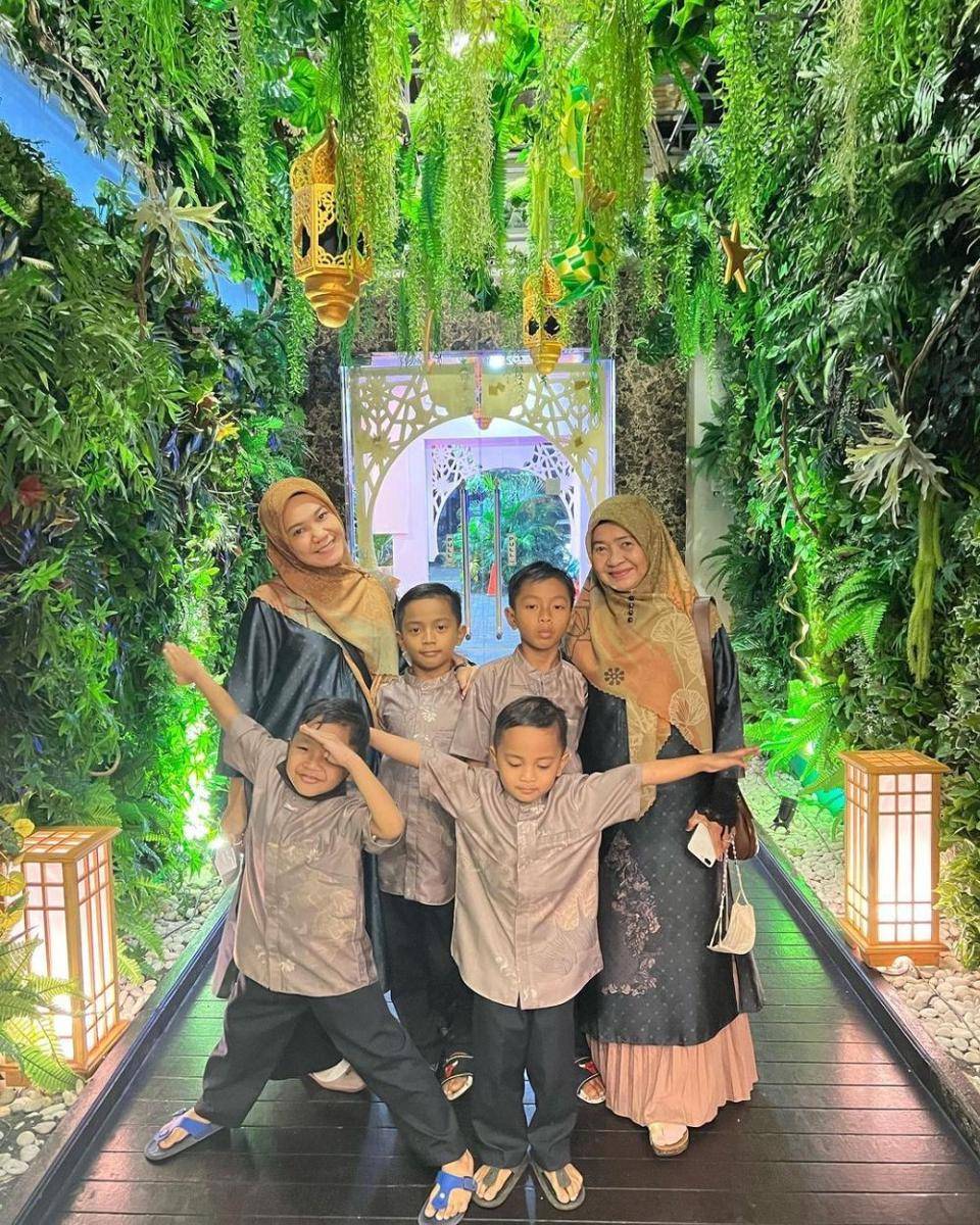 potret Mommy ASF dan keempat anaknya (instagram.com/ecaprasetya)