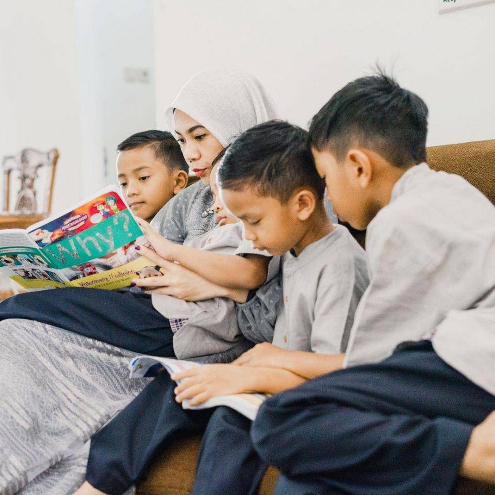 potret Mommy ASF dan keempat anaknya (instagram.com/ecaprasetya)