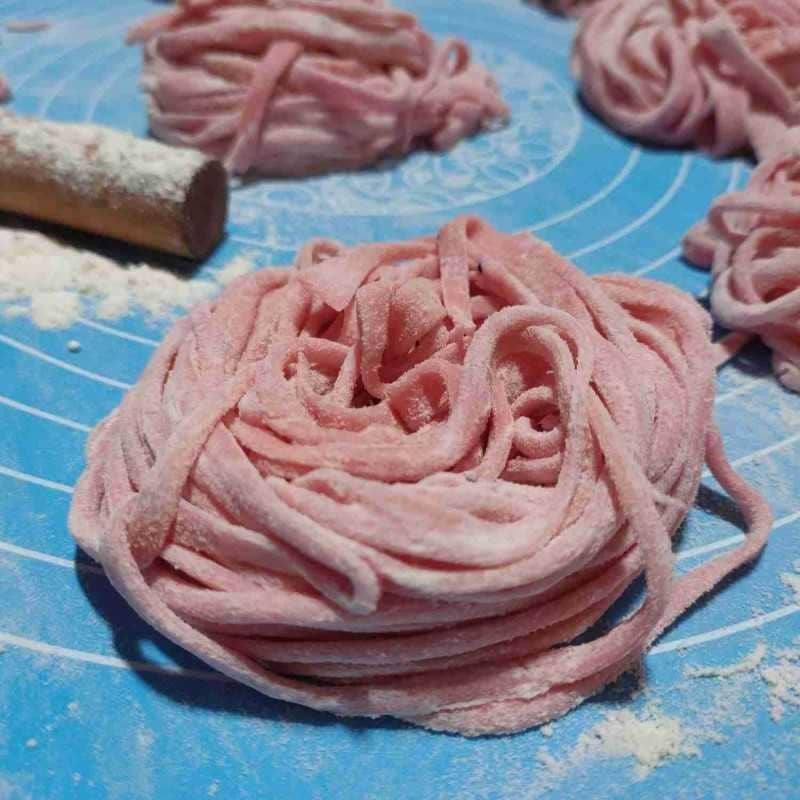 ilustrasi mi buah naga (Yummy/Yuliana Nur Azzizah)