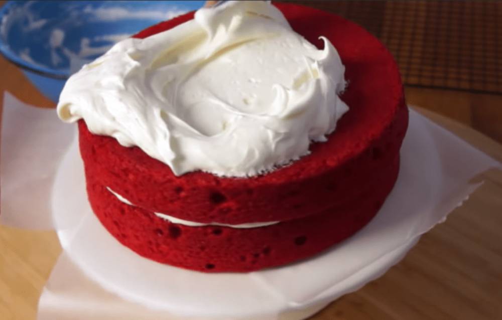 kue saus tomat dengan frosting cream cheese (dok. YouTube/emmymade)