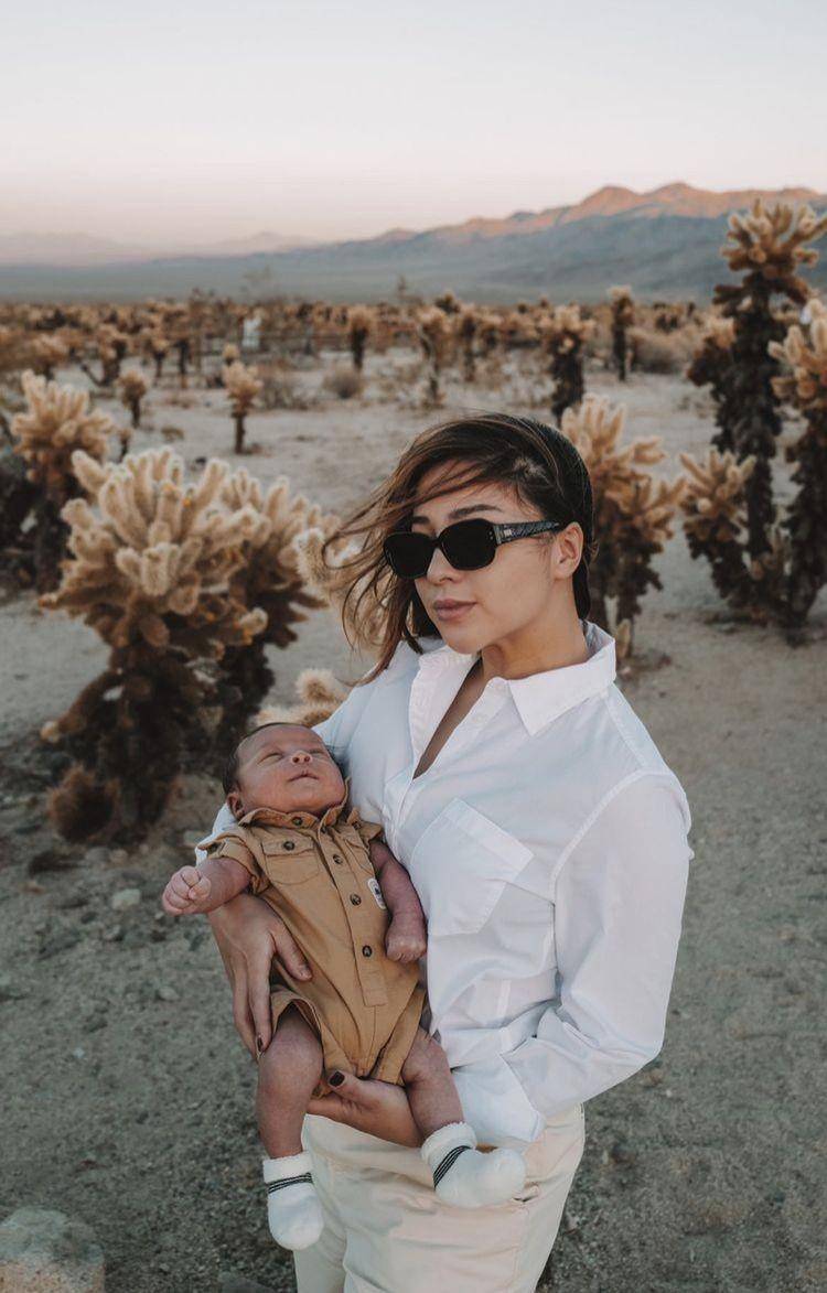 Nikta Willy ajak Baby Izz jalan-jalan (instagram.com/indpriw)