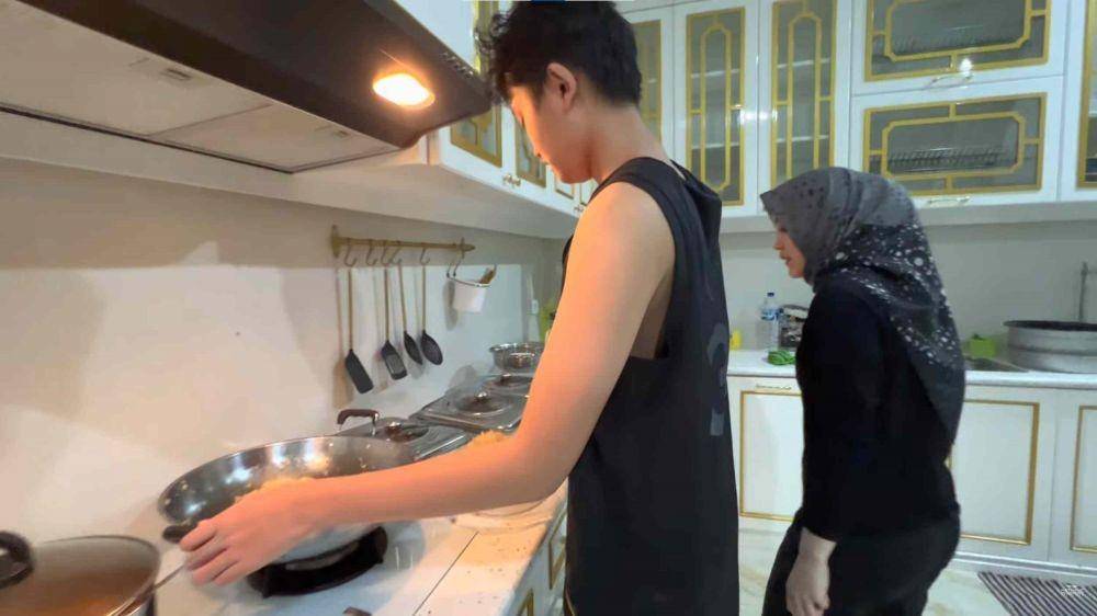 Rizwan Fadilah masak (YouTube.com/HOLSCHER FAMILY/)