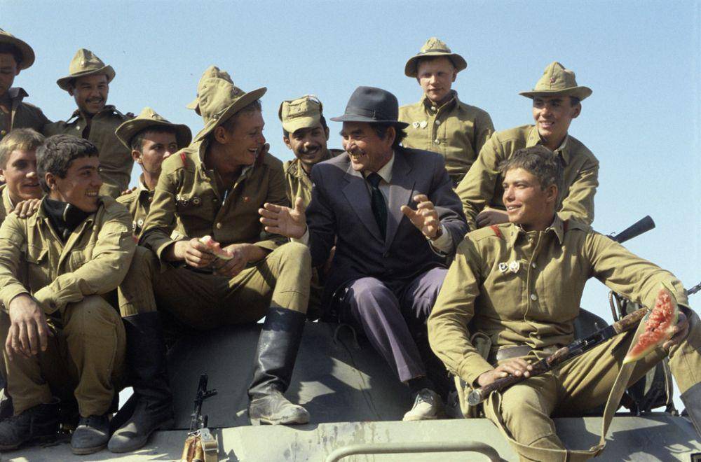 kelompok pasukan Uni Soviet yang kembali dari misi Afghanistan pada 1986 (wikimedia.org/Yuriy Somov)