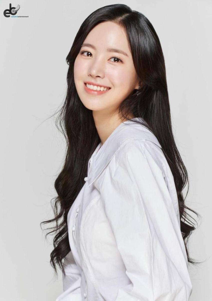 Jin Se Yeon (instagram.com/jiseyun.go)
