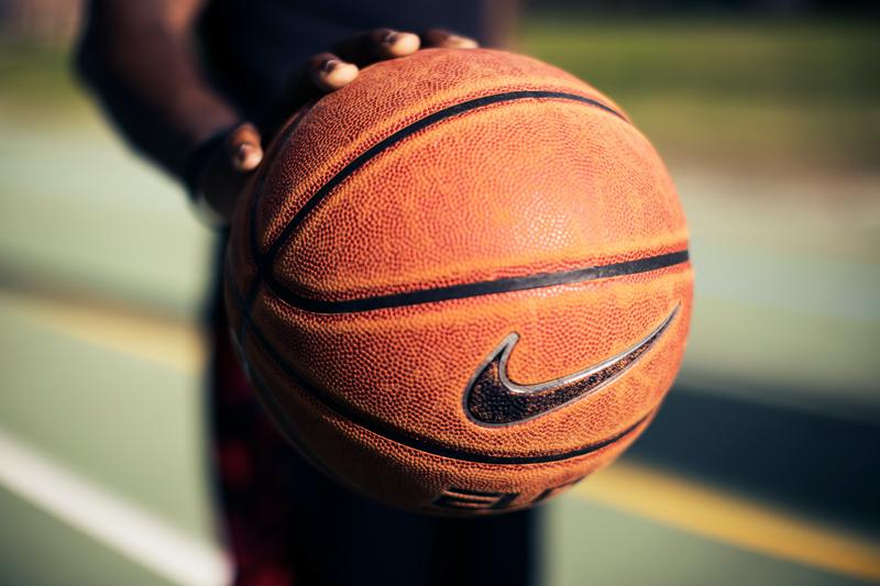 15 Merk Bola Basket yang Bagus dengan Daya Pantul Apik
