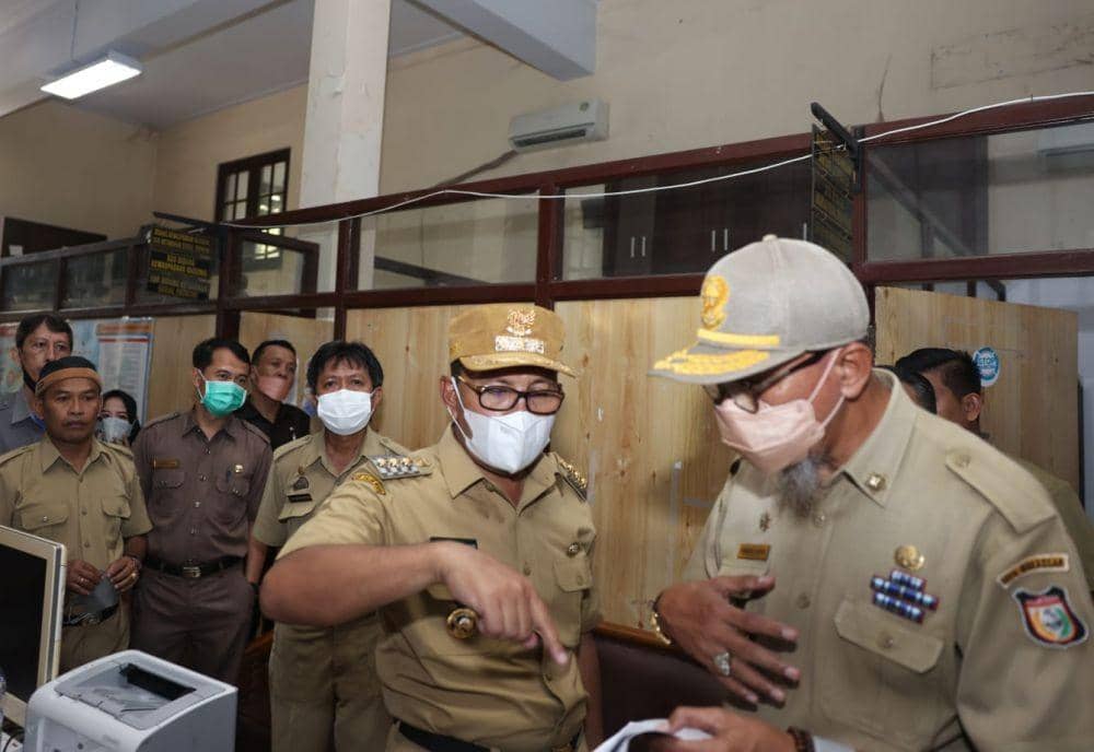 Wali Kota Makassar Moh Ramdhan Pomanto saat sidak di sejumlah OPD di Balai Kota, Senin (9/5/2022). Humas Pemkot Makassar