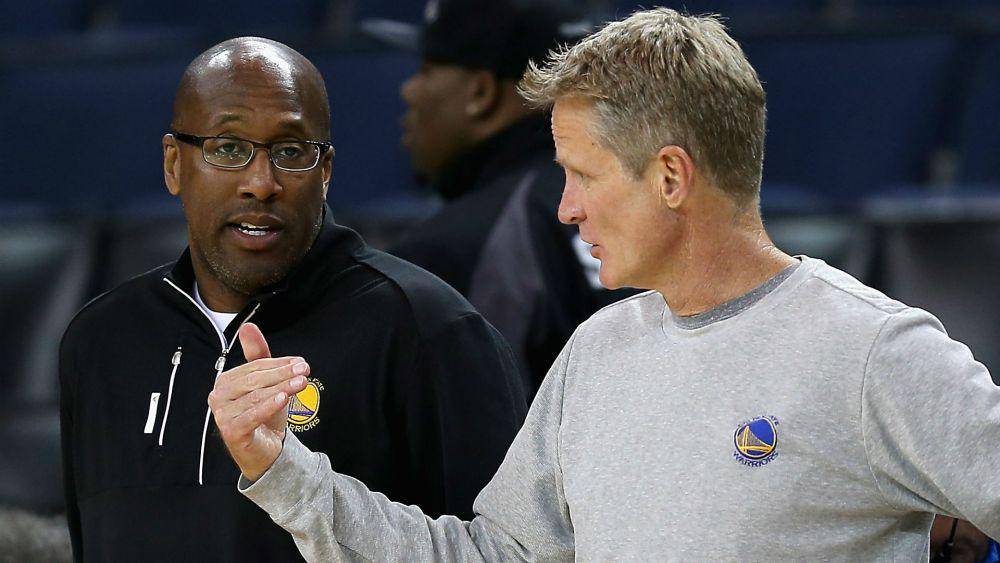 Mike Brown dan Steve Kerr (sportingnews.com)