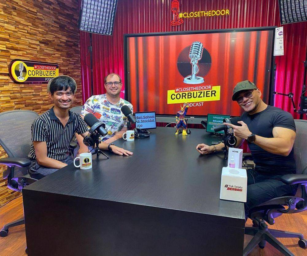 Ragil Mahardika dan suami bulenya (Instagram.com/ragilmahardika)
