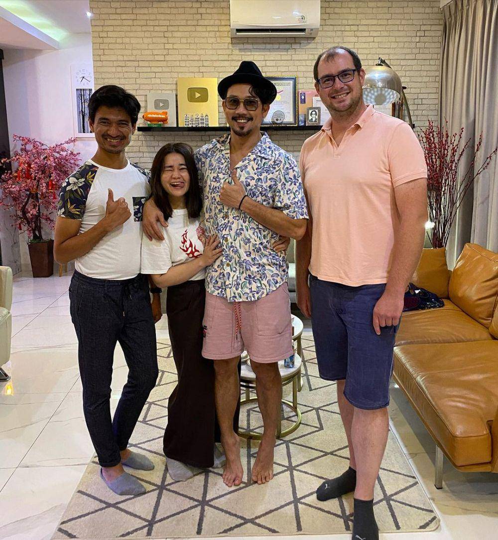 Ragil Mahardika dan suami bulenya (Instagram.com/ragilmahardika)