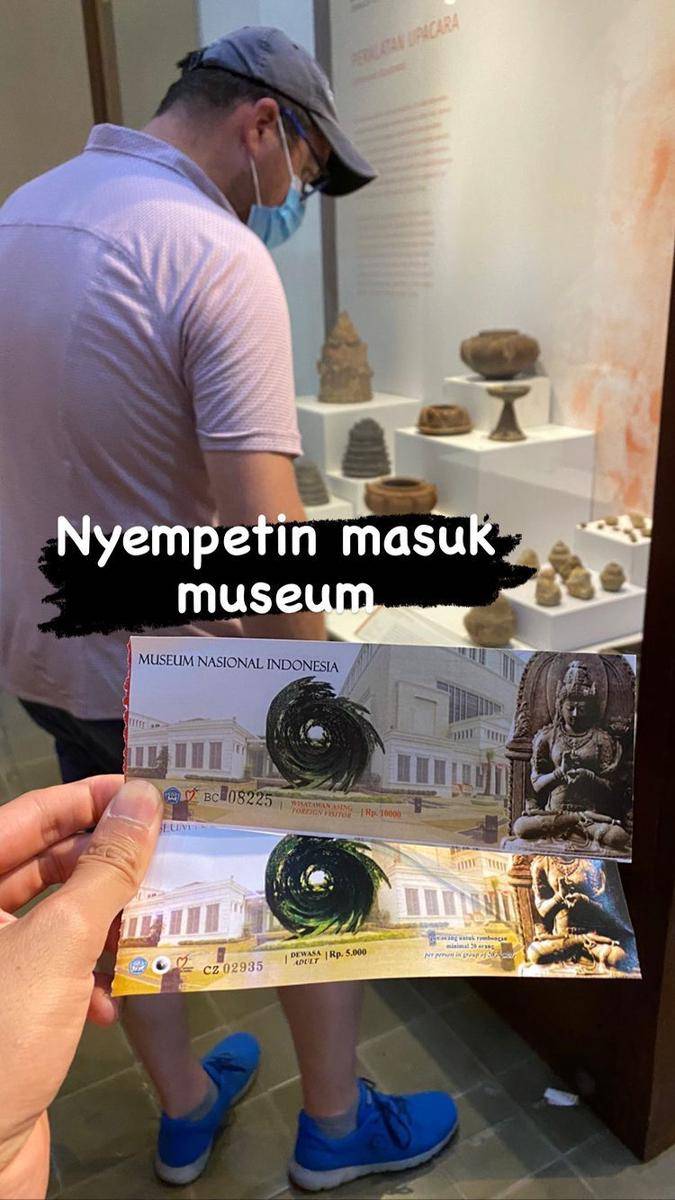 Ragil Mahardika dan suami bulenya (Instagram.com/ragilmahardika)