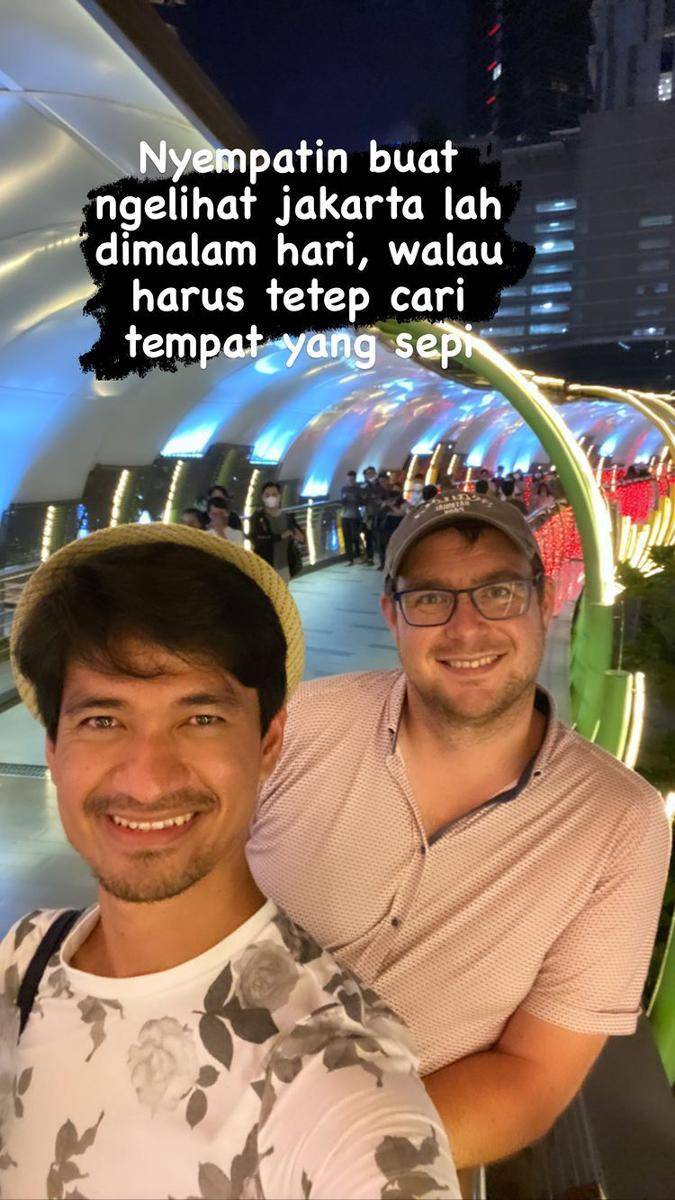 Ragil Mahardika dan suami bulenya (Instagram.com/ragilmahardika)