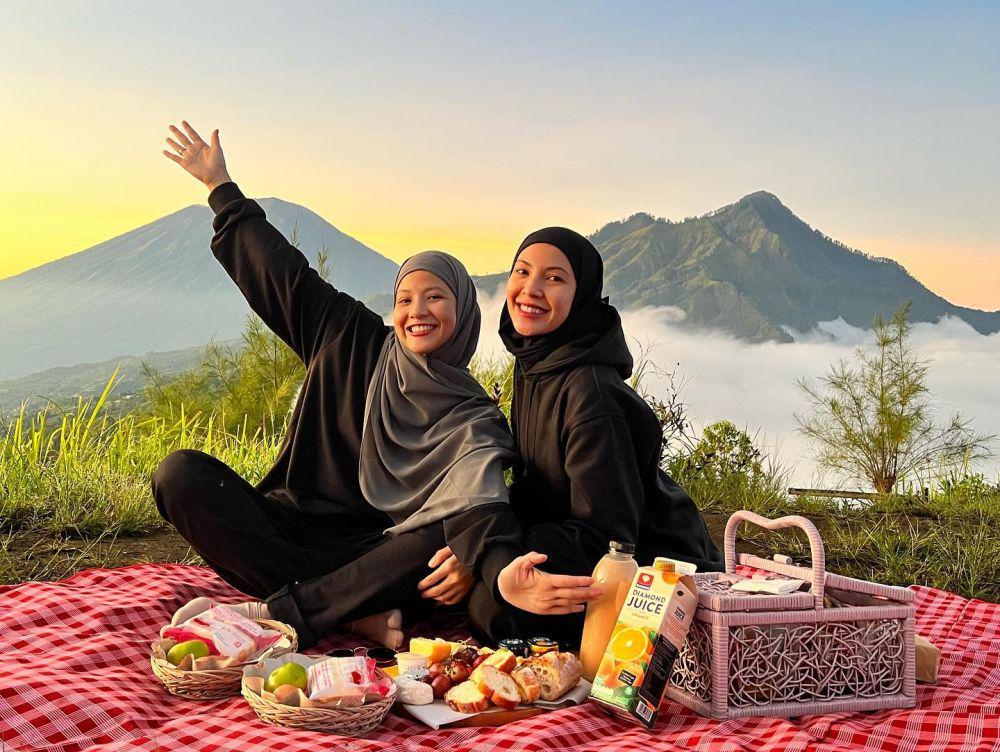 9 Potret Quality Time Natasha Rizky dan Ratna Galih, Bestie Klop!