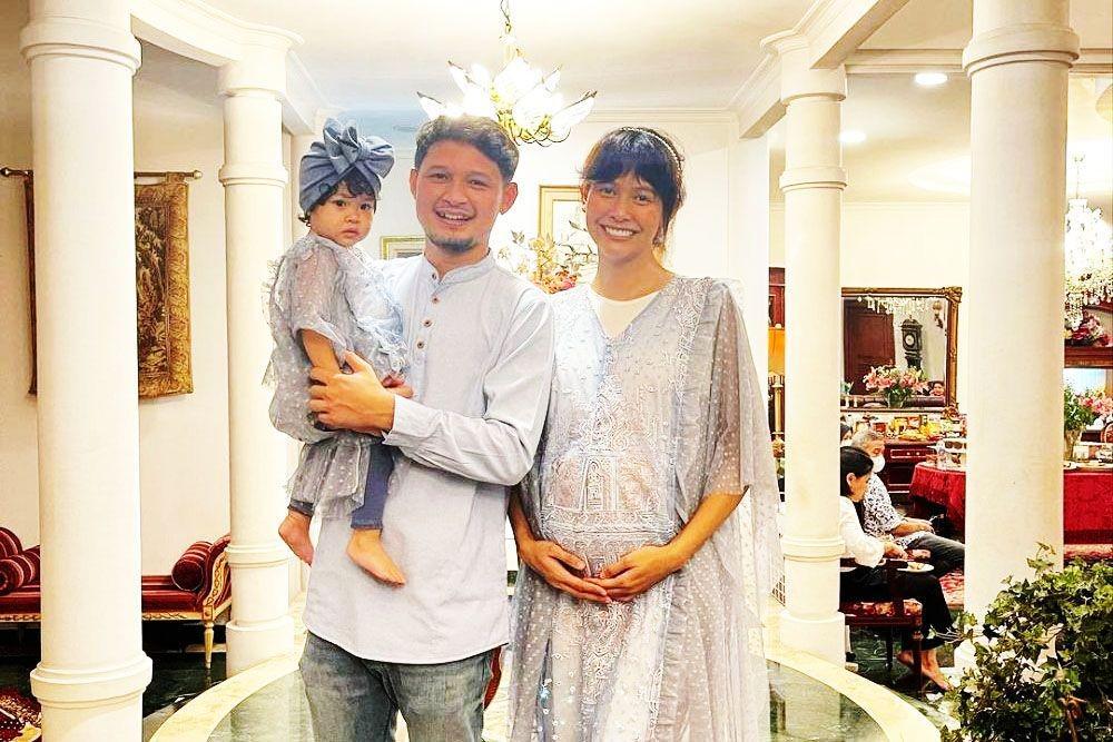 Sudah Hamil 32 Minggu, 10 Pesona Bunga Jelitha dengan Baby Bump