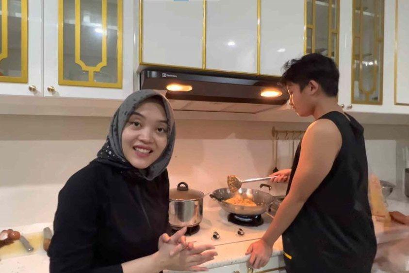 10 Momen Rizwan Fadilah Masak Nasi Goreng, Netizen: Njan Idaman