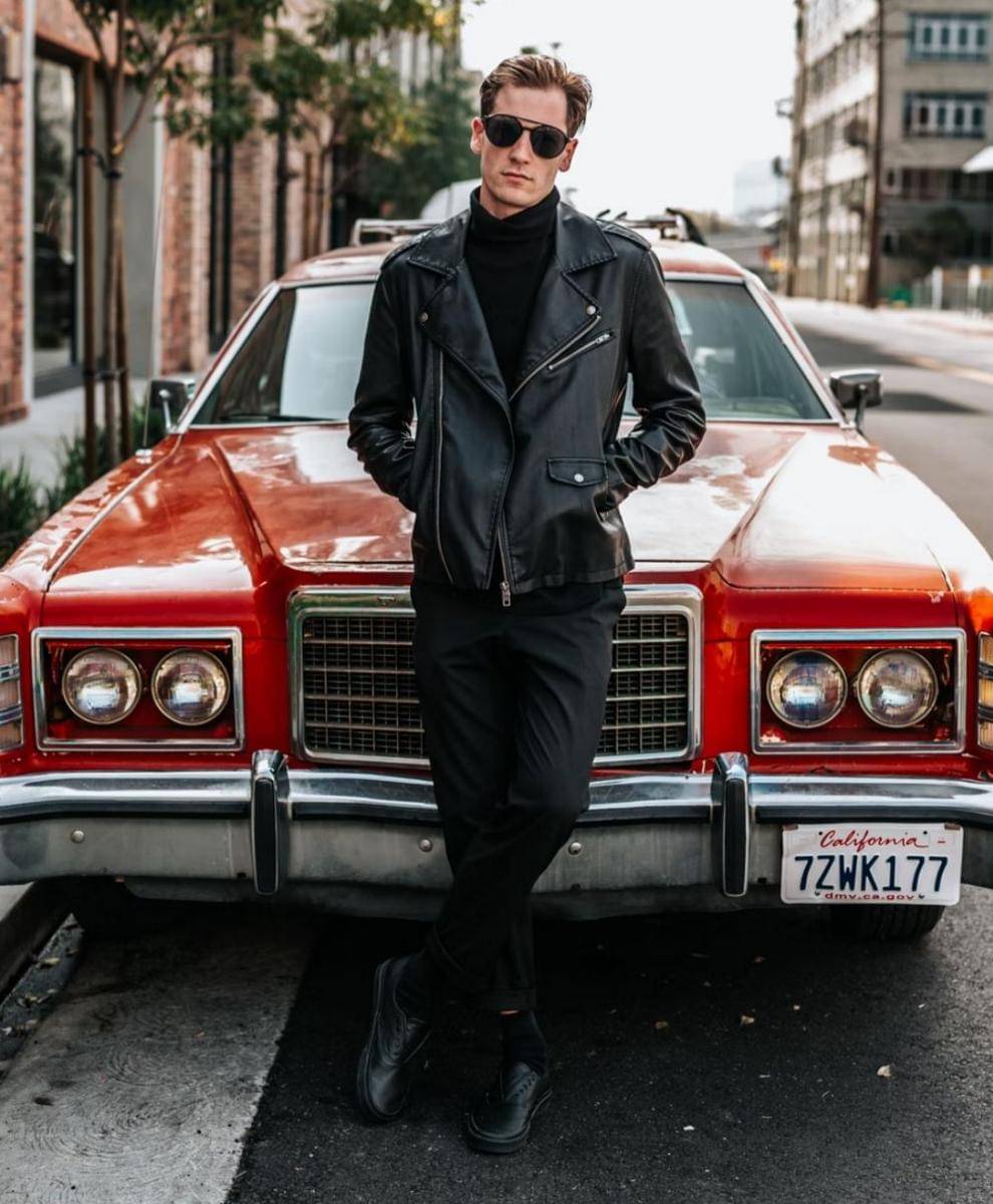 ilustrasi pria memakai outfit gelap (unsplash.com/Tyler Nix)