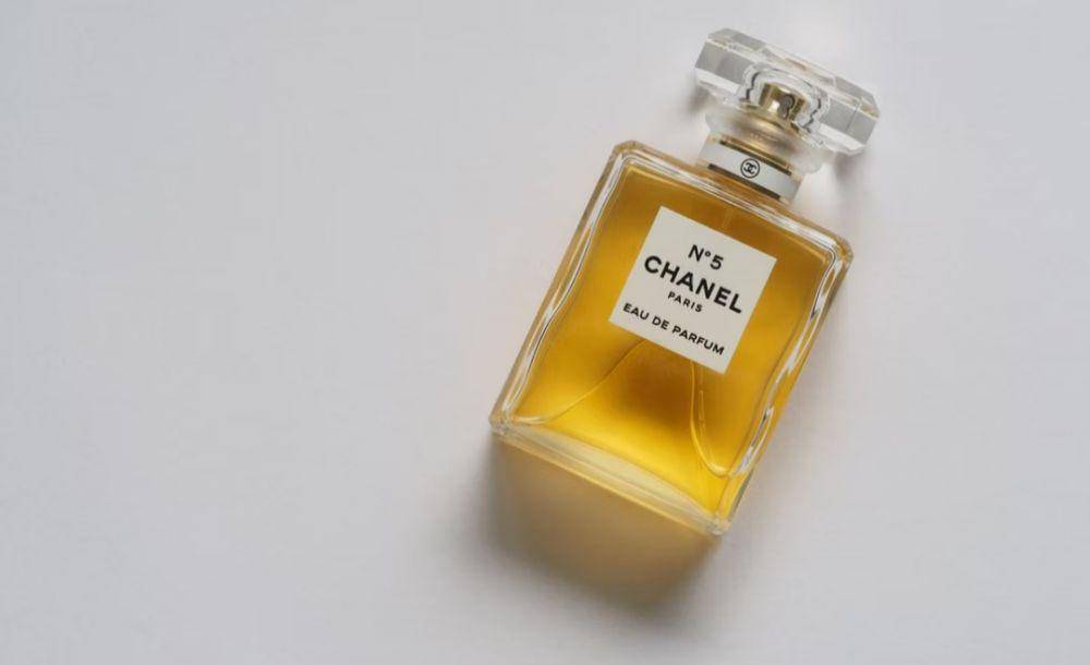 ilustrasi produk parfum (unsplash.com/Jess Bailey)