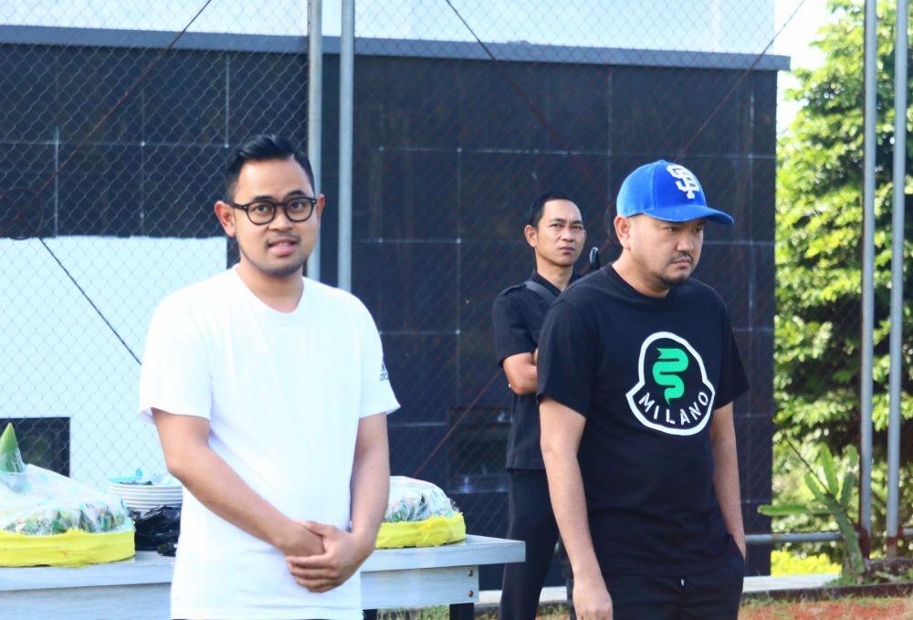 Presiden Klub Arema FC, Gilang Widya Pramana saat menyaksikan latihan perdana Arema FC. IDN Times/Alfi Ramadana