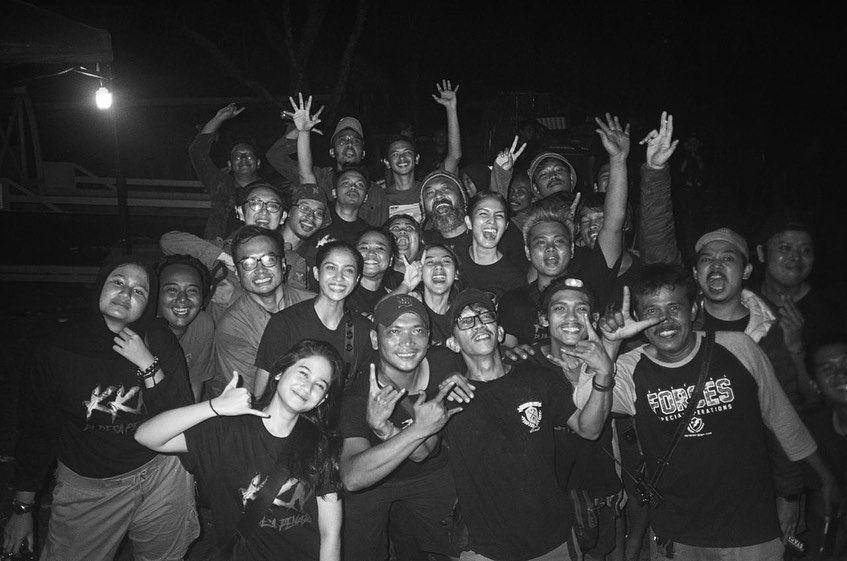 potret kebersamaan di balik layar pemeran film KKN di Desa Penari (instagram.com/adindathomas)