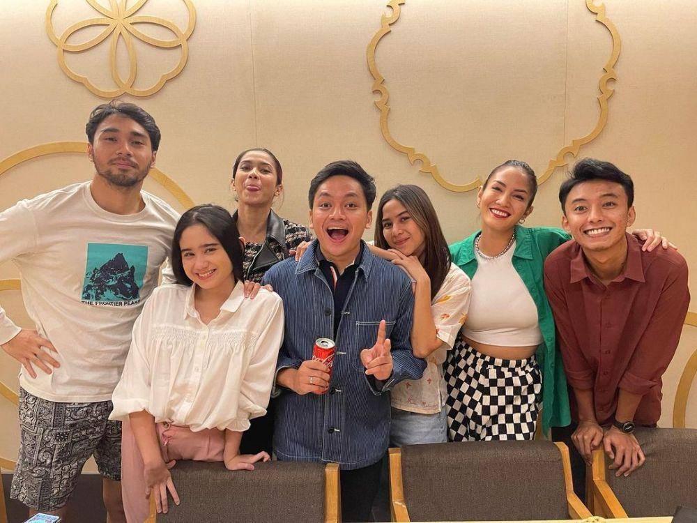 potret kebersamaan di balik layar pemeran film KKN di Desa Penari (instagram.com/tissabiani)
