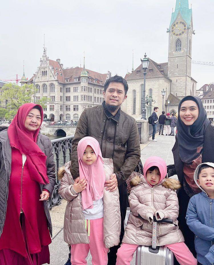 potret liburan Oki Setiana Dewi dan keluarga (instagram.com/okisetianadewi)