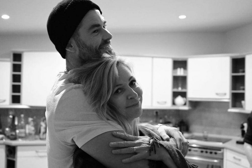 potret Chris Hemsworth dan ibu  (instagram.com/chrishemsworth)
