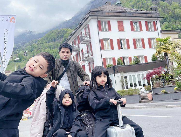 potret liburan Oki Setiana Dewi dan keluarga (instagram.com/okisetianadewi)