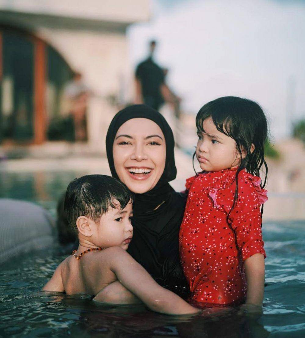Ratna Galih dan buah hati (instagram.com/ratnagalih)