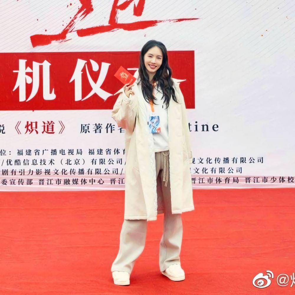 Jin Chen di Upacara Pembukaan Syuting (dok. Youku/Falling Into You)