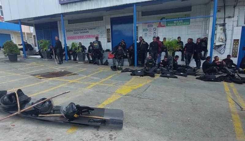 Anggota Brimob saat menjaga demo penolakan DOB di Kota Jayapura, Papua, Selasa (10/5/2022). (ANTARA/Ardiles Leloltery/aa).