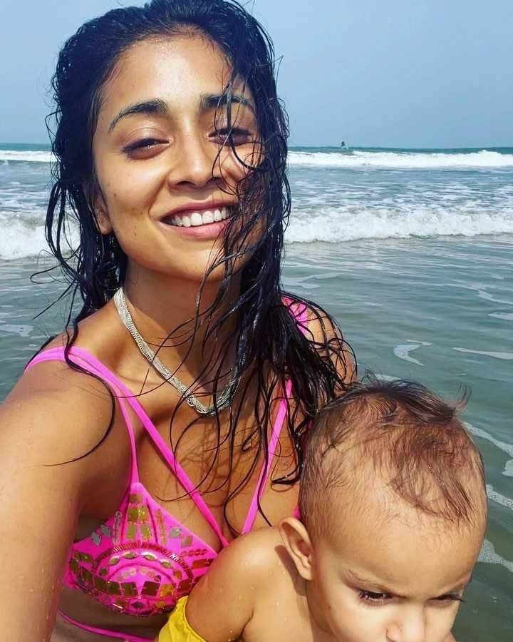 Shriya Saran dan anaknya (instagram.com/shriya_saran1109)