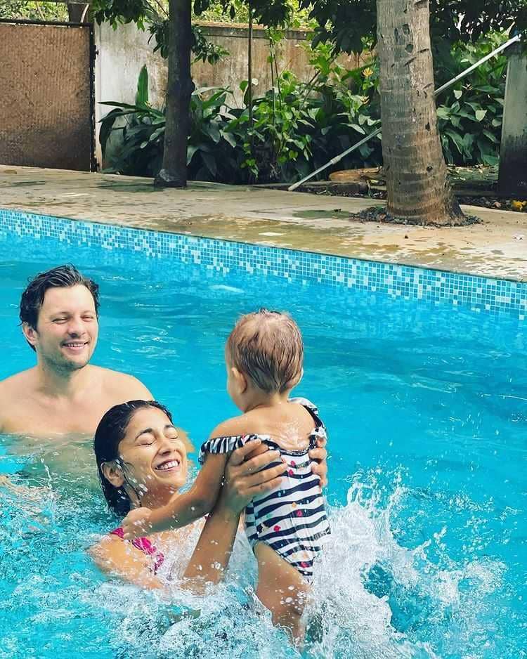 keluarga Shriya Saran (instagram.com/shriya_saran1109)