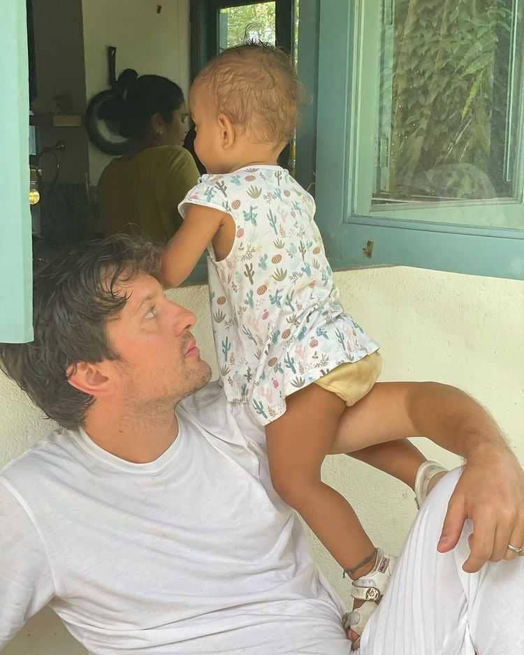 suami dan anak Shriya Saran (instagram.com/shriya_saran1109)
