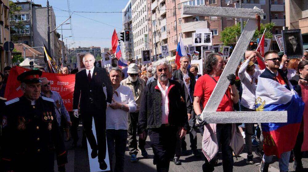 Warga Serbia yang ikut dalam long-march di Belgrade pada Senin (9/5/2022). (twitter.com/boginjaproleca)