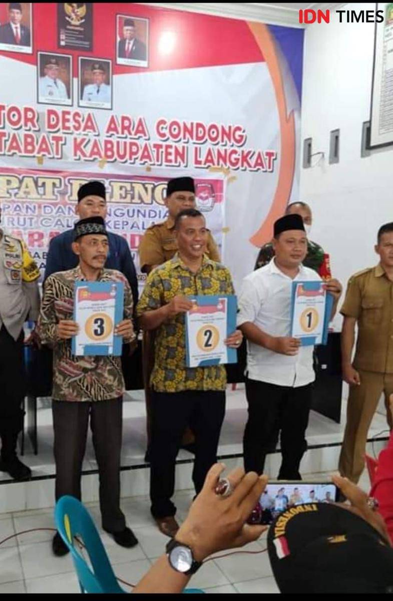 Proses pencabutan nomor Pilkades di Kabupaten Langkat (IDN Times/ Bambang Suhandoko)