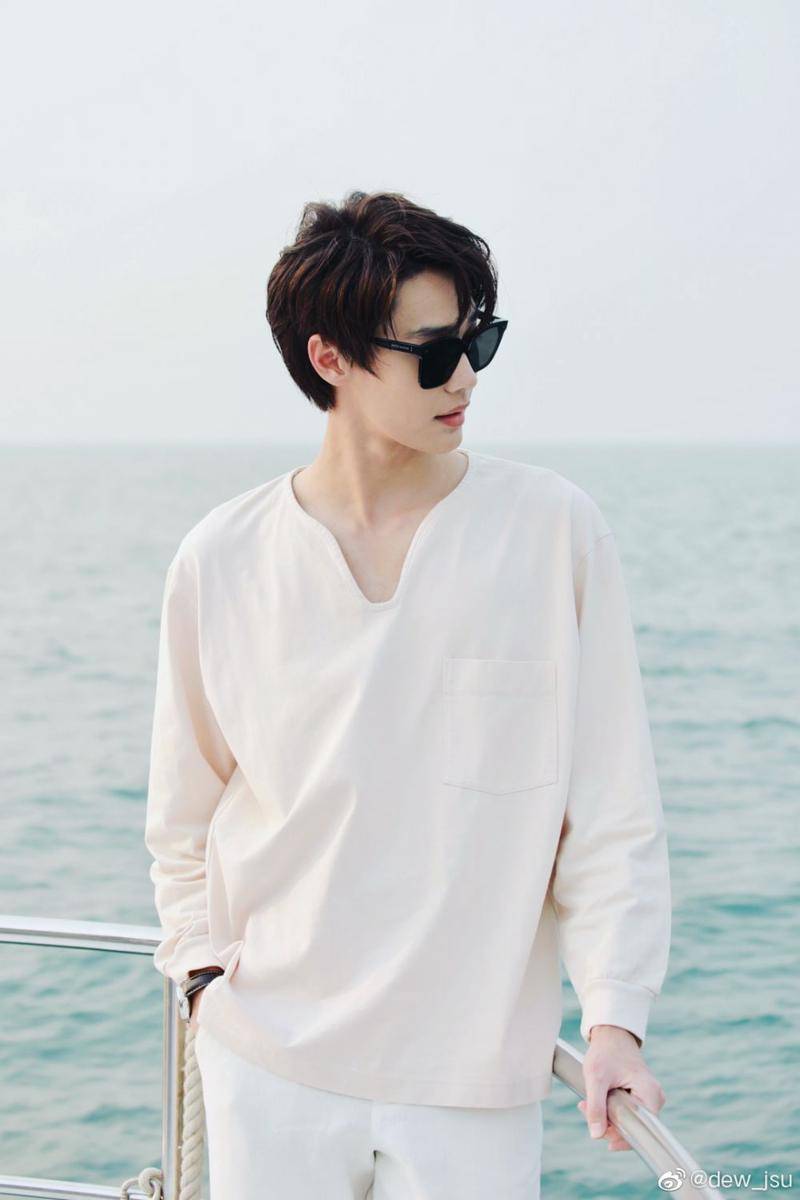 Dew Jirawat (weibo.com/n/dew_jsu)