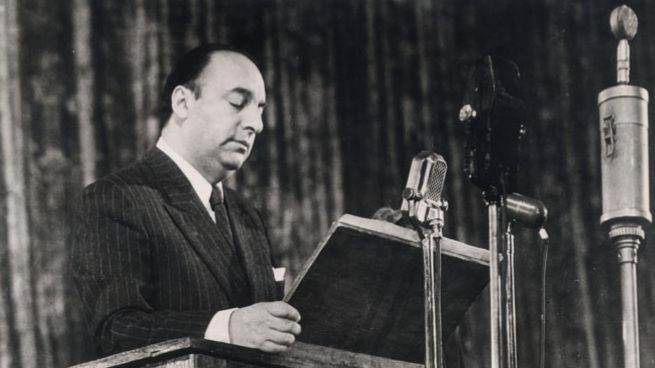 Pablo Neruda berpidato saat mengunjungi Uni Soviet, Agustus 1950. (commons.wikimedia.org/Archivo Histórico del Ministerio de Relaciones Exteriores de Chile)