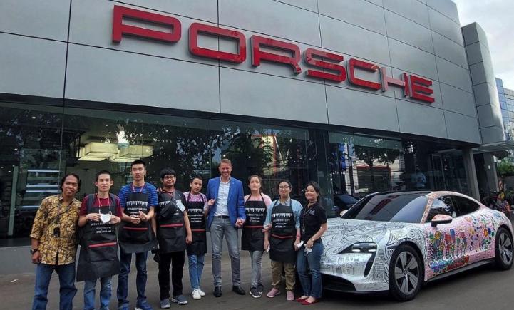 Mobil Porsche Seharga Rp5 Miliar Ini Dicorat-caret Anak-anak