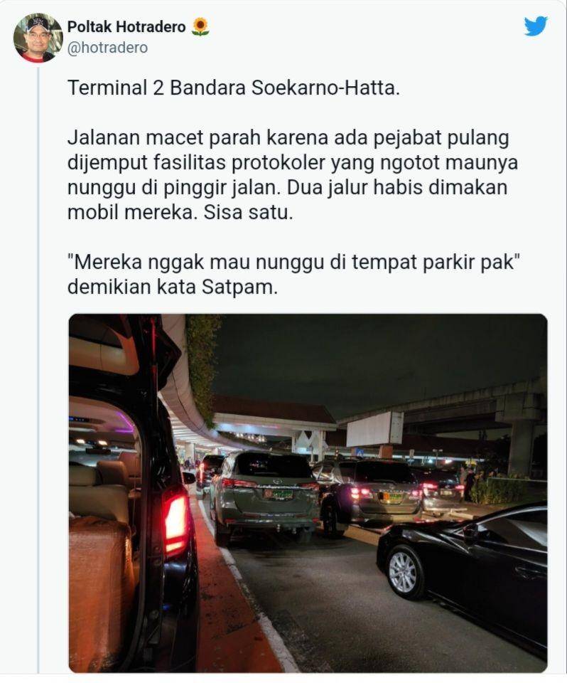 Mobil dinas TNI AD yang ngetem di terminal 2 Bandara Soekarno-Hatta, Banten yang kerap membuat macet di area penjemputan. (www.twitter.com/@hotradero)