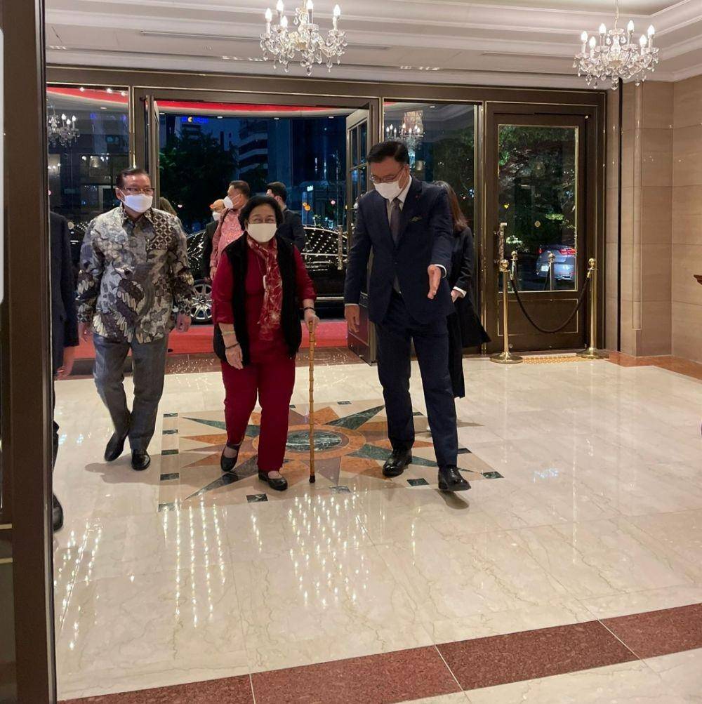 Presiden kelima Megawati Soekarnoputri (tengah) ketika tiba di Seoul, Korea Selatan pada Minggu, 8 Mei 2022 (www.twitter.com/@Ras_Ngapak)