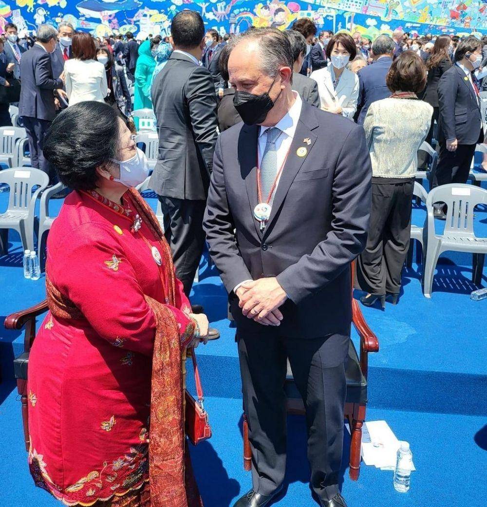Presiden kelima Megawati Soekarnoputri (kiri) ketika berbicara dengan suami Wapres AS, Douglas Emhoff di pelantikan Presiden baru Korea Selatan pada 10 Mei 2022. (www.instagram.com/@puanmaharani)